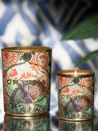 Par de velas aromáticas encendidas en latas con diseño tropical rosa y verde