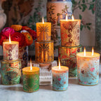 Conjunto de velas cilíndricas decorativas con llamas y estampado floral multicolor