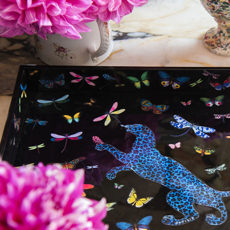 Bandeja lacada con silueta de felino azul y mariposas y libélulas sobre fondo negro
