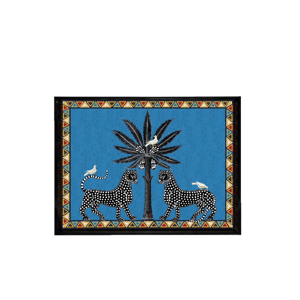 Bandeja lacada rectangular con borde mosaico y felinos sobre fondo azul
