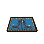 Bandeja lacada rectangular con borde mosaico y felinos con palmera, fondo azul