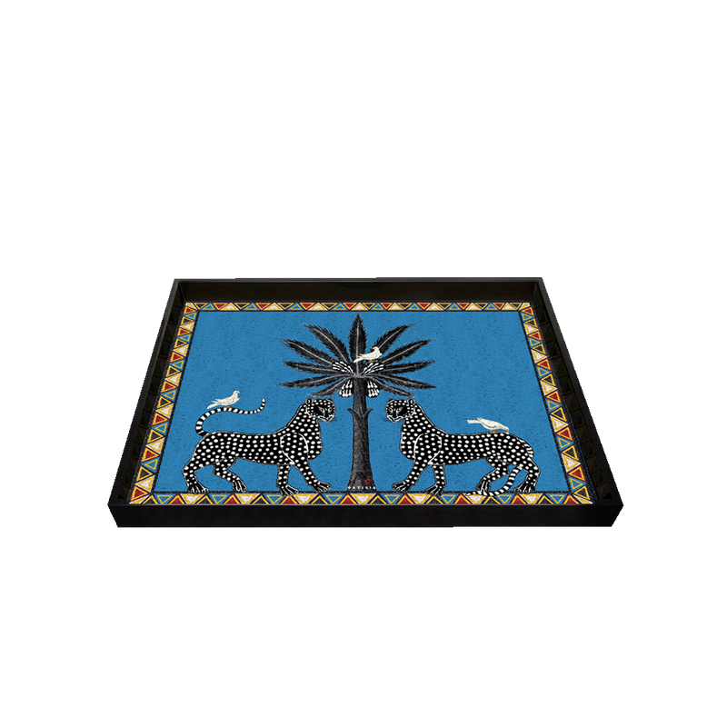 Bandeja lacada rectangular con borde mosaico y felinos con palmera, fondo azul