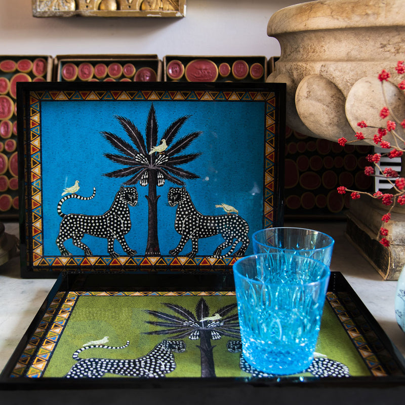Bandeja lacada con borde mosaico y felinos con palmera sobre fondo azul