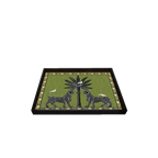 Bandeja lacada de mosaico verde vista en ángulo, con marco negro y figuras de leones