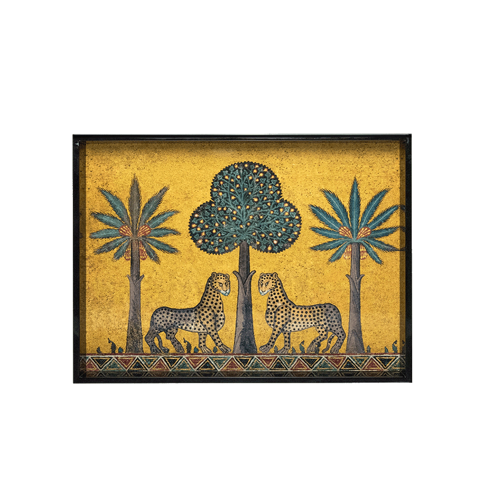 Bandeja lacada dorada con ilustración de dos felinos, árbol central y palmeras azules