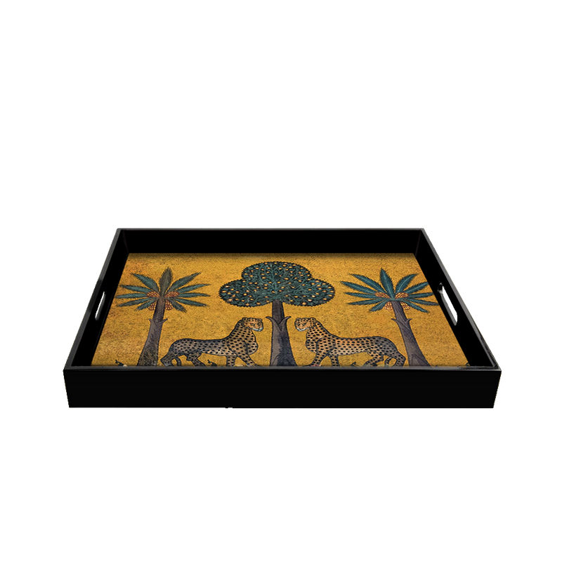 Bandeja lacada rectangular negra con fondo dorado y felinos bajo árbol y palmeras