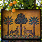Bandeja lacada con marco negro e ilustración de dos felinos con palmeras y árbol