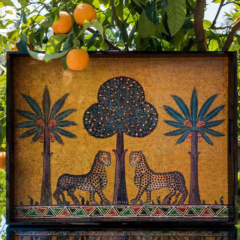 Bandeja lacada con marco negro e ilustración de dos felinos con palmeras y árbol