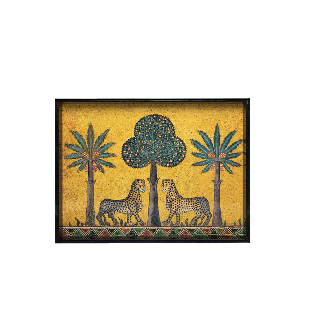Bandeja lacada Zagara L con diseño de felinos manchados y palmeras sobre fondo mostaza