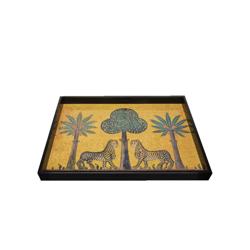 Bandeja lacada Zagara L rectangular, con borde negro y palmeras sobre fondo mostaza