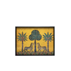 Bandeja lacada con diseño de leones y palmeras, fondo amarillo y borde negro.