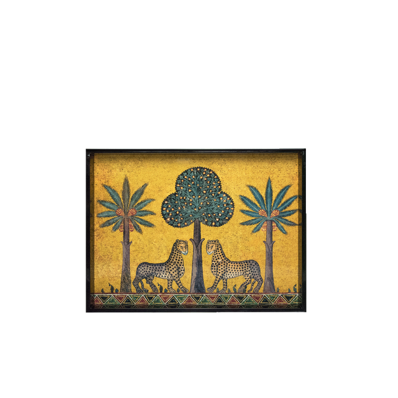 Bandeja lacada con diseño de leones y palmeras, fondo amarillo y borde negro.
