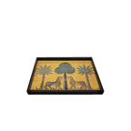 Bandeja lacada con diseño de leones y palmeras, borde negro y fondo amarillo.