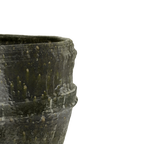 Macetero verde oscuro con textura desgastada y borde superior acanalado