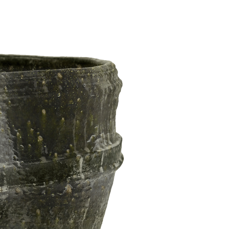 Macetero verde oscuro con textura desgastada y borde superior acanalado