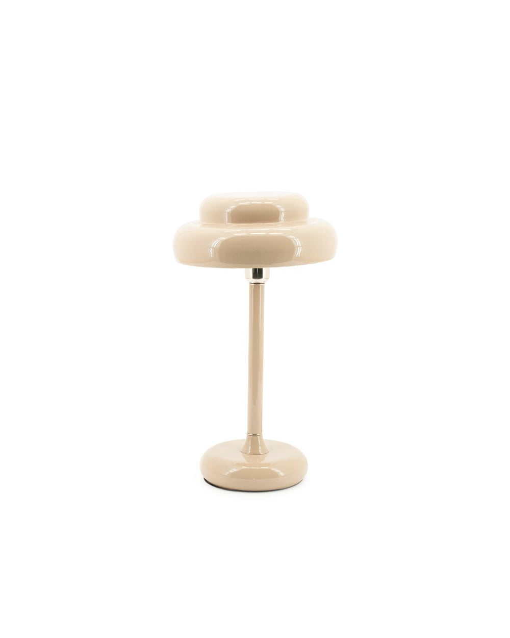 Lámpara de sobremesa Pomm beige con pantalla ovalada doble y pie cilíndrico plateado.