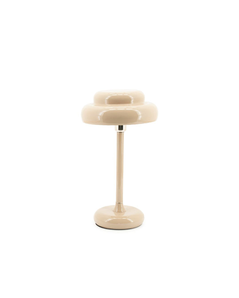 Lámpara de sobremesa Pomm beige con pantalla ovalada doble y pie cilíndrico plateado.