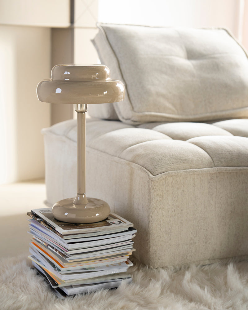 Lámpara de sobremesa Pomm beige con pantalla ovalada doble y base redonda.