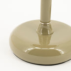 Lámpara de sobremesa Pomm green con base ancha de vidrio verde brillante.
