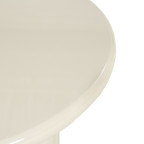 Detalle del borde del sobre de mesa redonda blanca, acabado brillante y liso