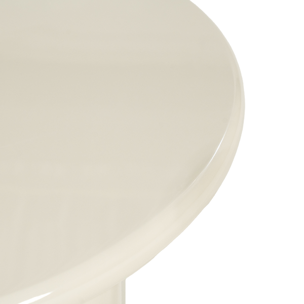 Detalle del borde del sobre de mesa redonda blanca, acabado brillante y liso
