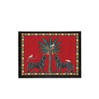Bandeja lacada con borde mosaico dorado y fondo rojo, dos animales y palma central