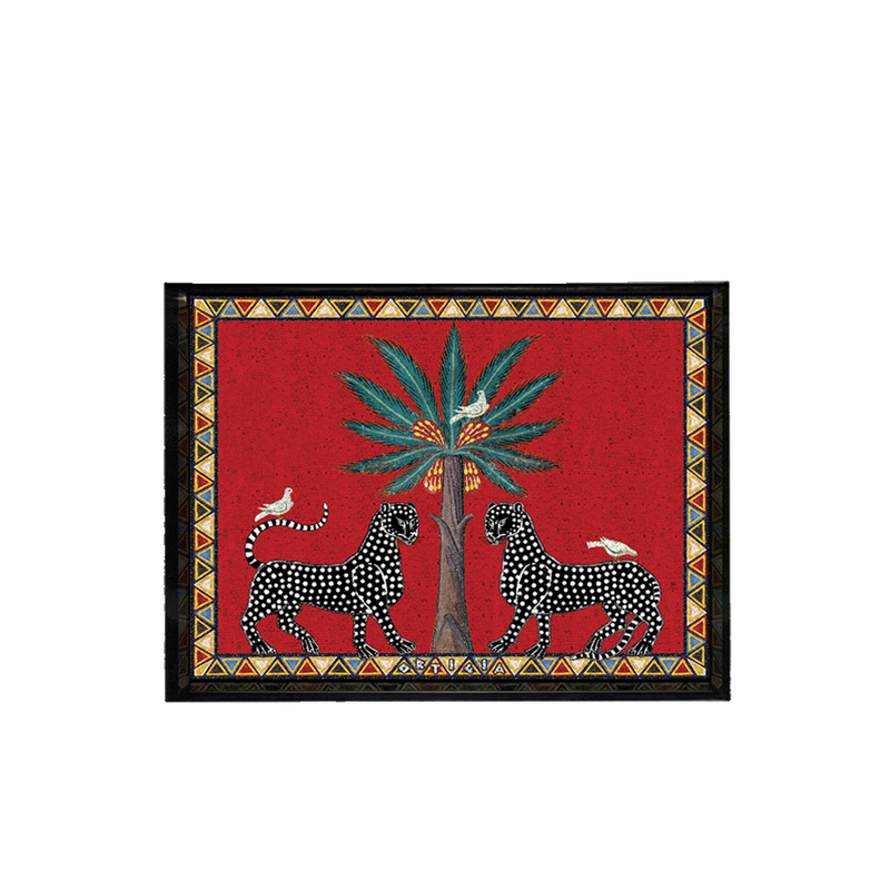 Bandeja lacada con borde mosaico dorado y fondo rojo, dos animales y palma central