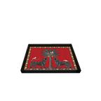 Bandeja lacada en marco negro, interior rojo con borde de mosaico y felinos decorativos