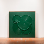 Pintura abstracta enmarcada verde con forma de corazón y líneas, 114x114 cm