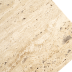 Mármol travertino beige con porosidad y pequeñas marcas, acabado pulido suave