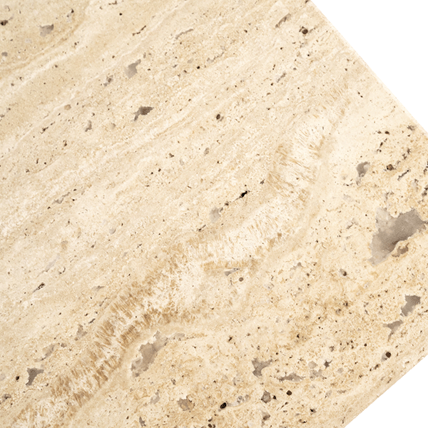 Mármol travertino beige con porosidad y pequeñas marcas, acabado pulido suave