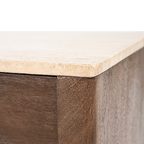 Encimera de mármol travertino beige con textura y vetas, borde rectangular