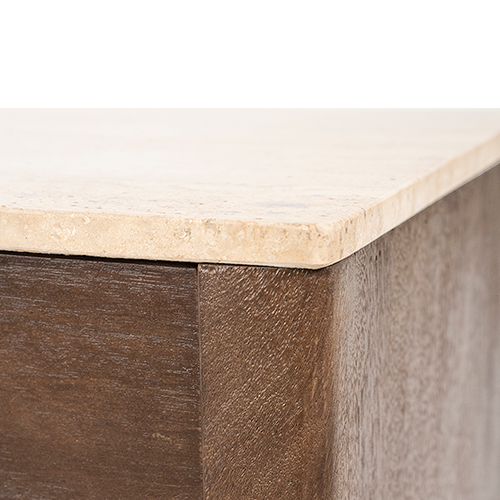 Encimera de mármol travertino beige con textura y vetas, borde rectangular