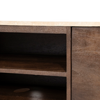 Interior del mueble TV con estante, paredes de madera oscura y repisa central