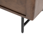 Pata metálica del mueble TV con base y cuerpo de madera oscura, esquina frontal