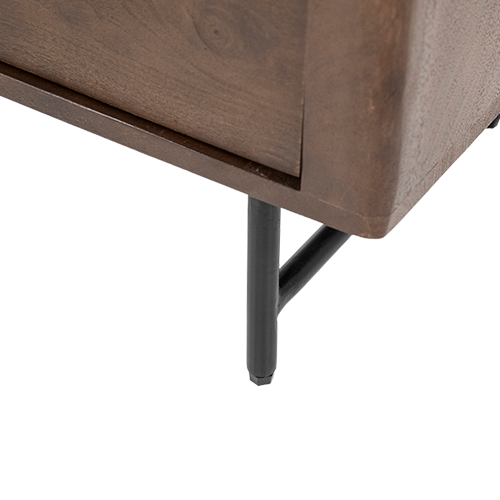 Pata metálica del mueble TV con base y cuerpo de madera oscura, esquina frontal