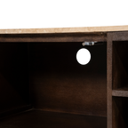 Fondo interior del mueble TV con compartimentos laterales, herraje visible