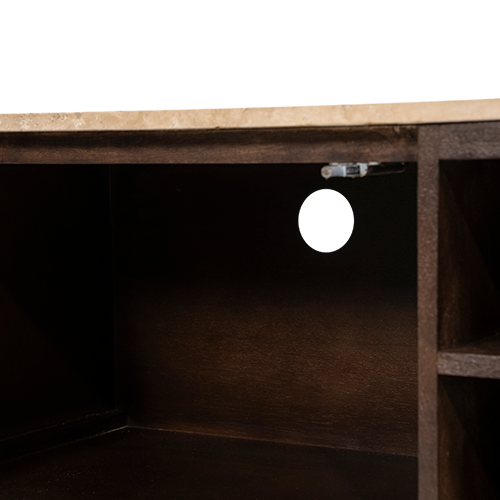 Fondo interior del mueble TV con compartimentos laterales, herraje visible