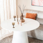 Mesa redonda blanca con tablero amplio y pedestal central
