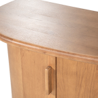 Puerta de aparador de roble con tirador empotrado y veta de madera visible.