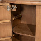 Estante del interior del aparador de roble con soportes y herraje metálico.
