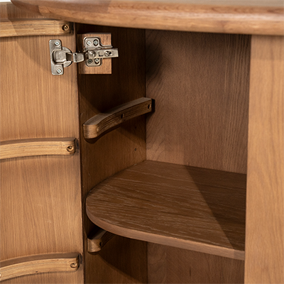 Estante del interior del aparador de roble con soportes y herraje metálico.