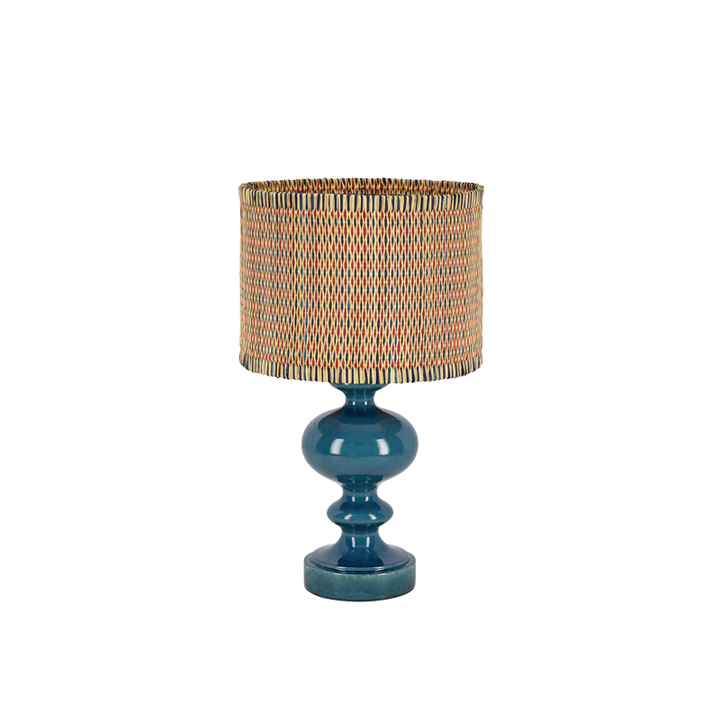 Lámpara azul con pantalla de caña trenzada en beige, azul y rojo