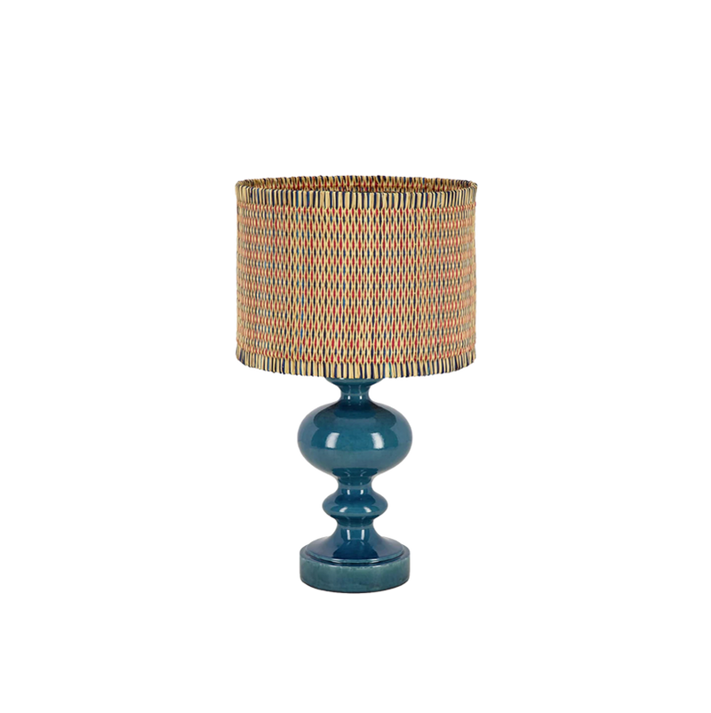 Lámpara azul con pantalla de caña trenzada en beige, azul y rojo