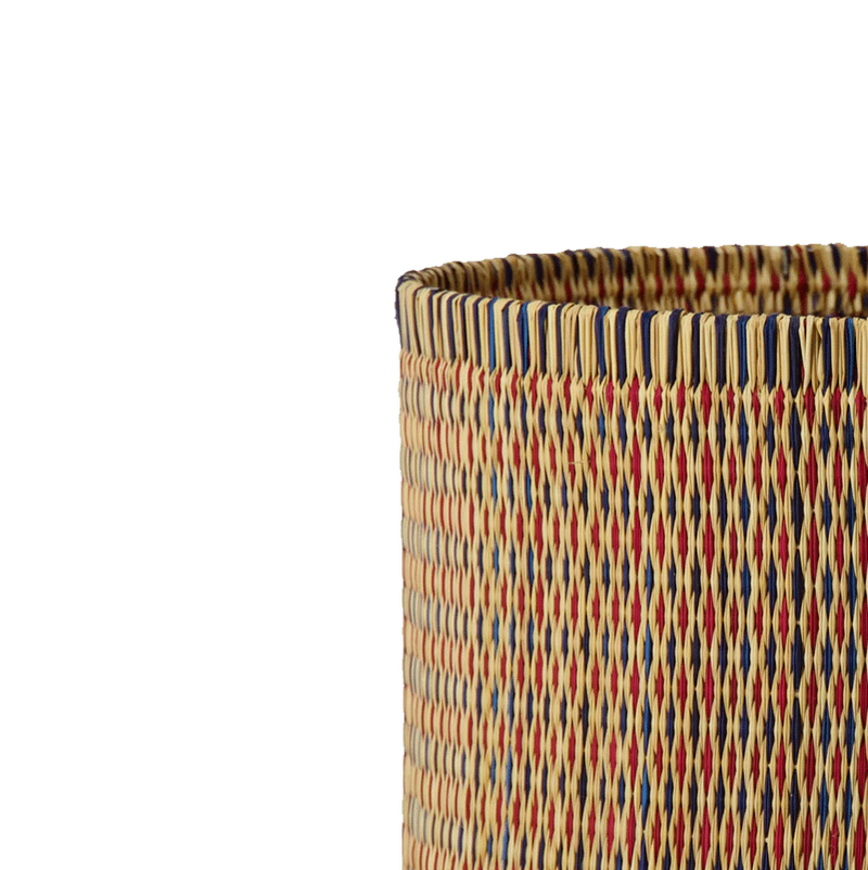 Pantalla de lámpara de caña con tejido rayado en azul, rojo y beige