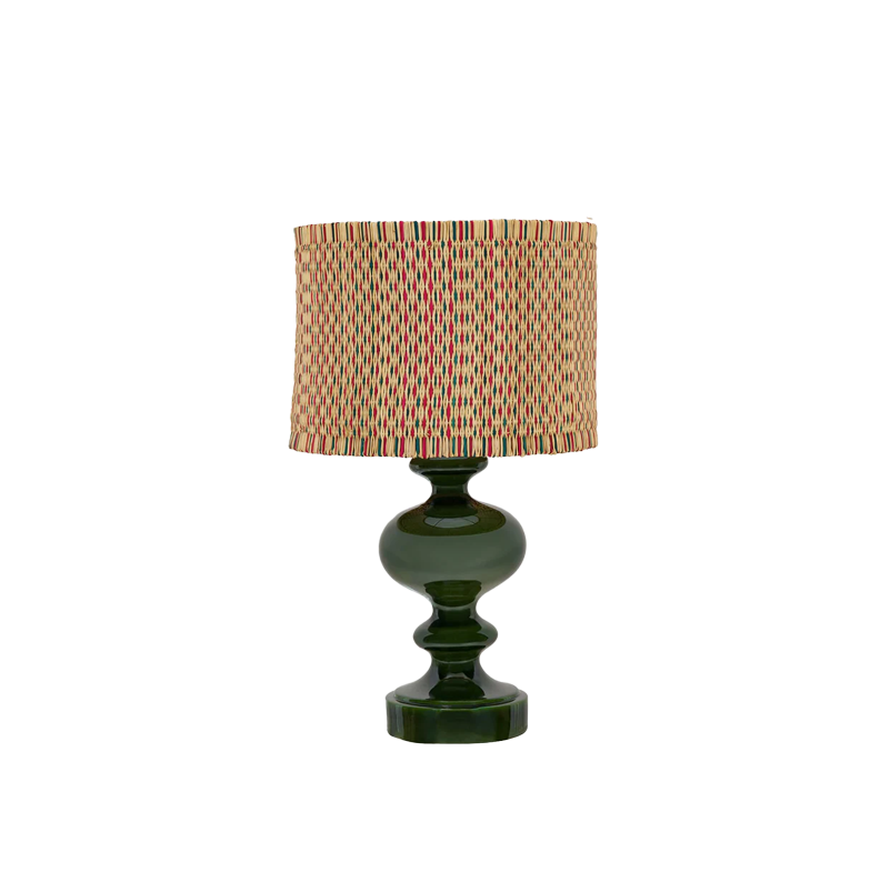 Lámpara de mesa verde con pantalla de caña trenzada a rayas multicolor
