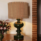 Lámpara de mesa verde con pantalla de caña multicolor y base de vidrio