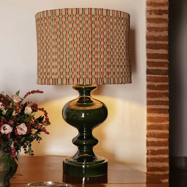 Lámpara de mesa verde con pantalla de caña multicolor y base de vidrio