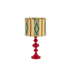 Lámpara roja con pantalla cilíndrica de caña trenzada, patrón verde y franja roja