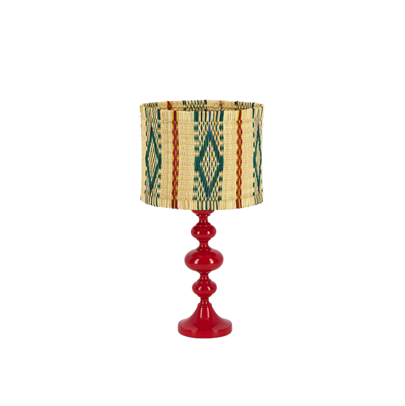 Lámpara roja con pantalla cilíndrica de caña trenzada, patrón verde y franja roja